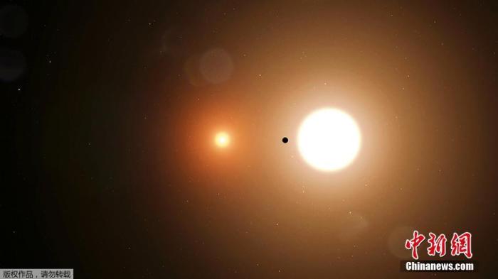 1月8日消息，，近日NASA宣布其行星搜寻任务苔丝又有新发现，首次发现了一颗围绕两个恒星运行的行星TOI 1338b，它在1300光年外被发现。TOI 1338b的大小介于海王星和土星之间，它的恒星一颗的质量比太阳大10%，另一颗则更小、更冷。
